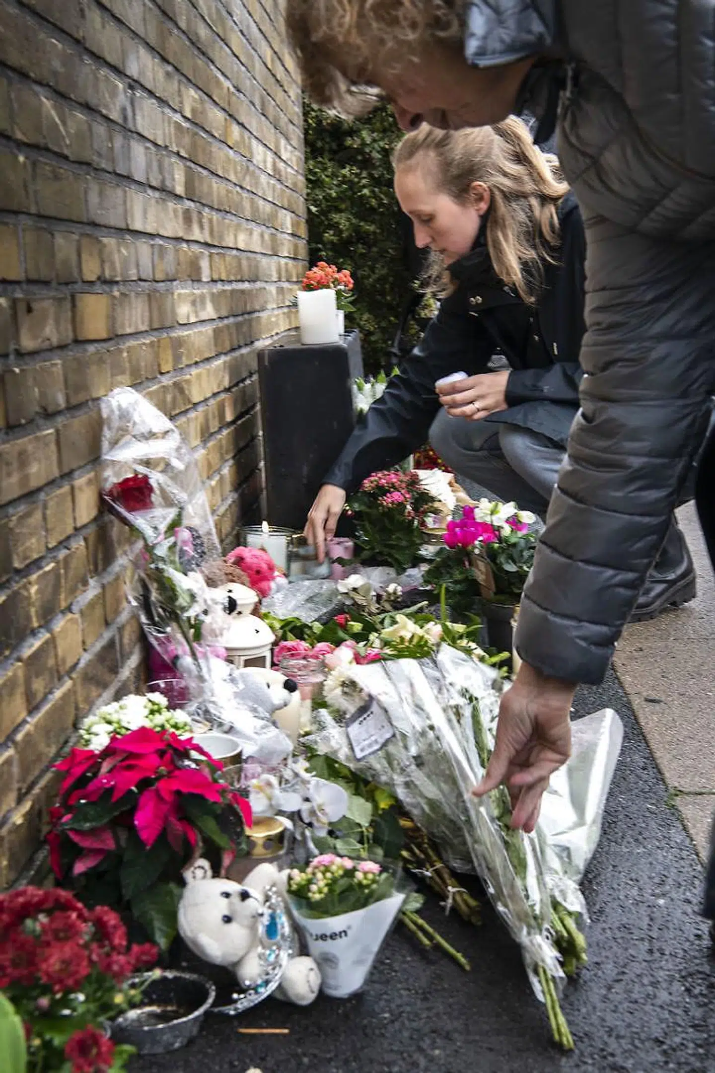 Mange kommer forbi for at lægge blomster på Peter Bangs Vej, hvor en lille pige onsdag blev kørt ihjel af en ung flugtbilist.