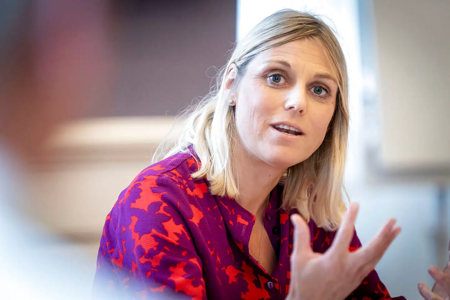 Forsvarsminister Trine Bramsen (S) skal nu forklare på et samråd, hvordan hun vil reagere på en kritisk NATO-rapport.