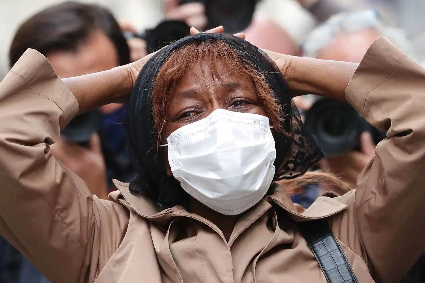 Kvinden her er angiveligt et familiemedlem til den kirketjener, som på brutal vis blev slået ihjel under knivangrebet i Notre-Dame-kirken i Nice torsdag. Hun mødte op ved kirken, kort efter at angrebet blev anmeldt.