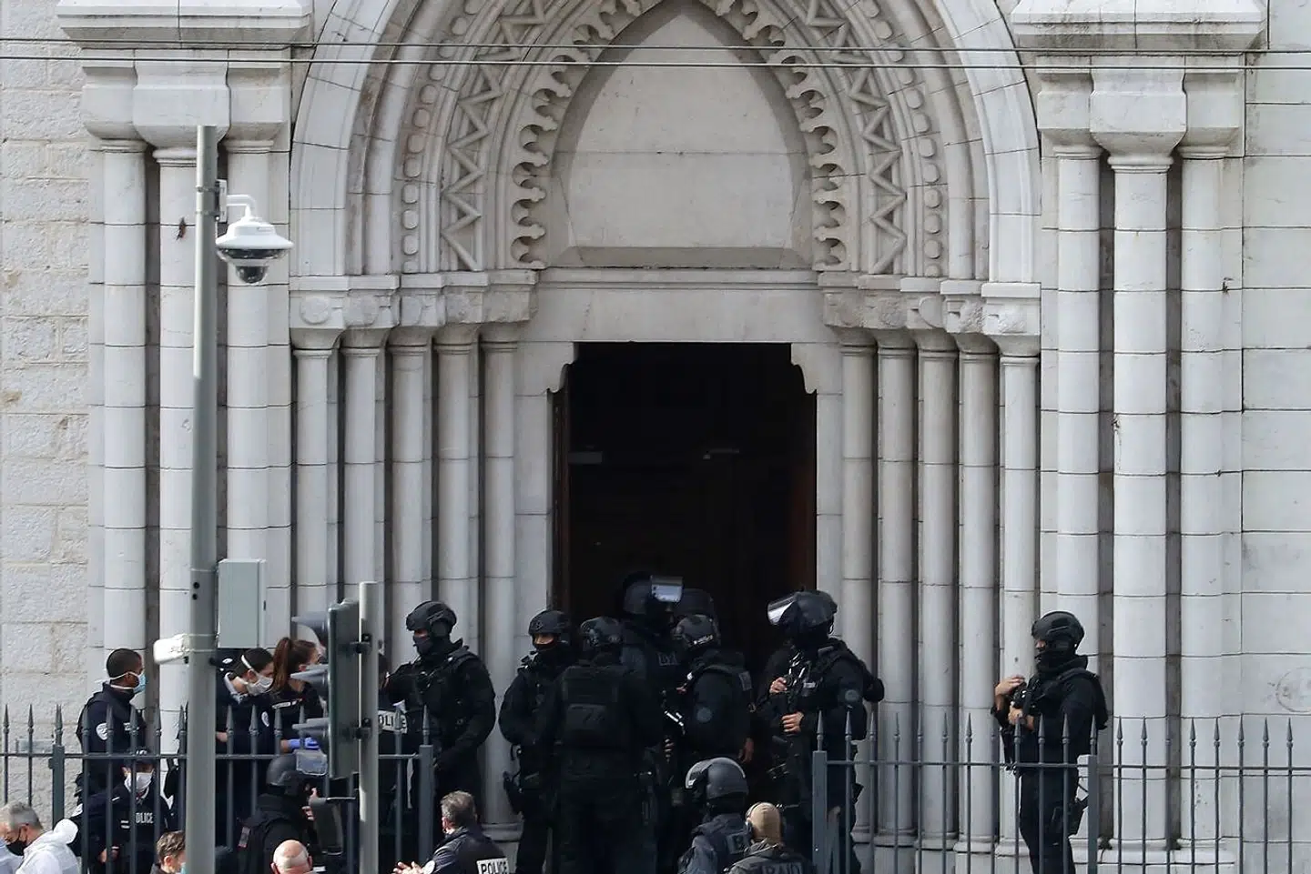 Franske elitebetjente afsøger Notre-Dame-kirken i Nice efter knivangrebet torsdag. Den formodede gerningsmand blev skudt og såret under anholdelsen, og er derfor nu indlagt på hospitalet, mens han efterforskes for mord og terror af anklagemyndighedens nationale antiterrorenhed.