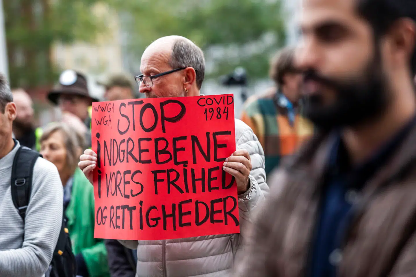 Coronaskeptikere verden over – også i Danmark – er flere gange gået på gaden for blandt andet at demonstrere mod mundbind, nedlukninger, vacciner og 5G.