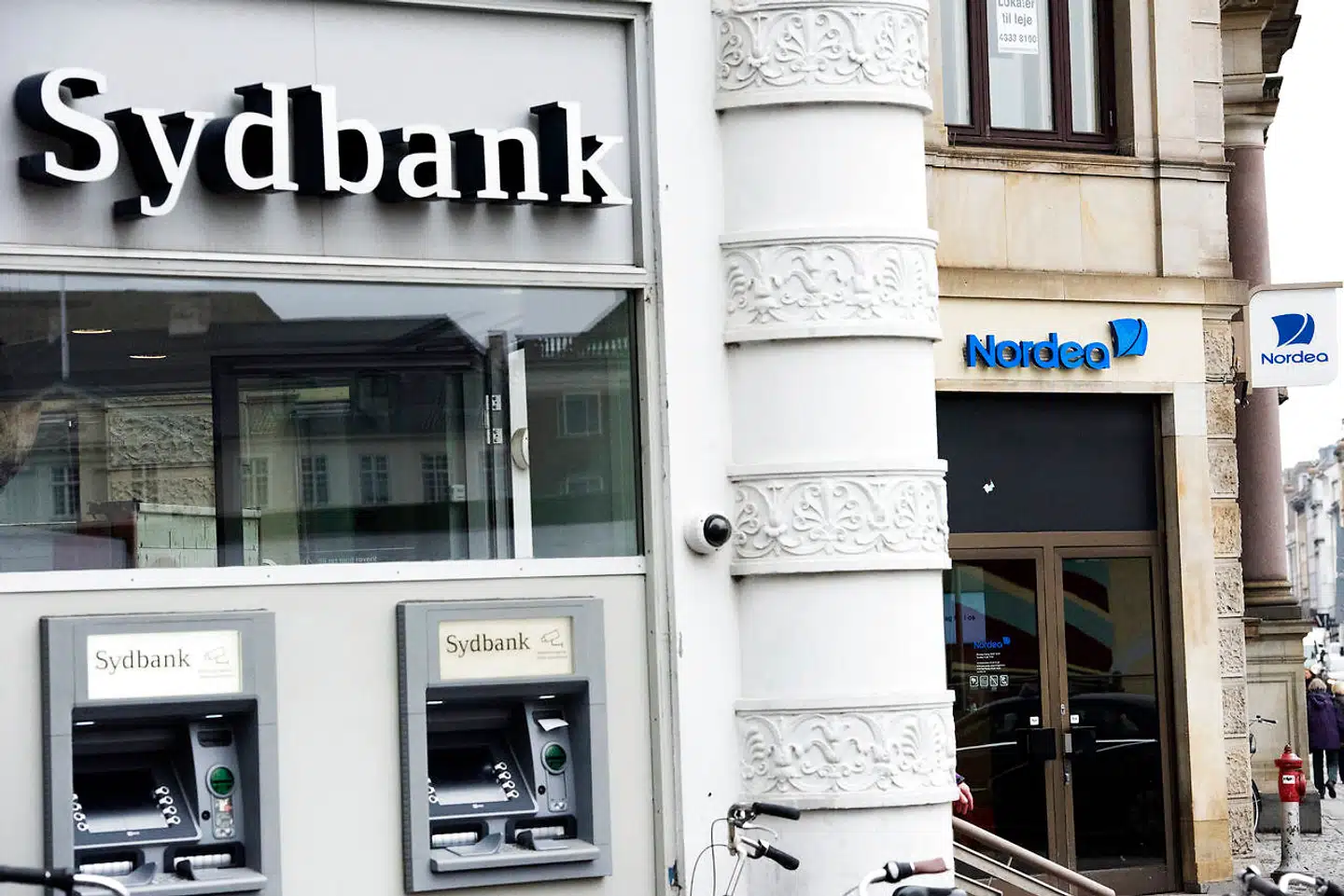 Sydbank og Nordea er to af de banker, der har indført negative renter til private kunder.