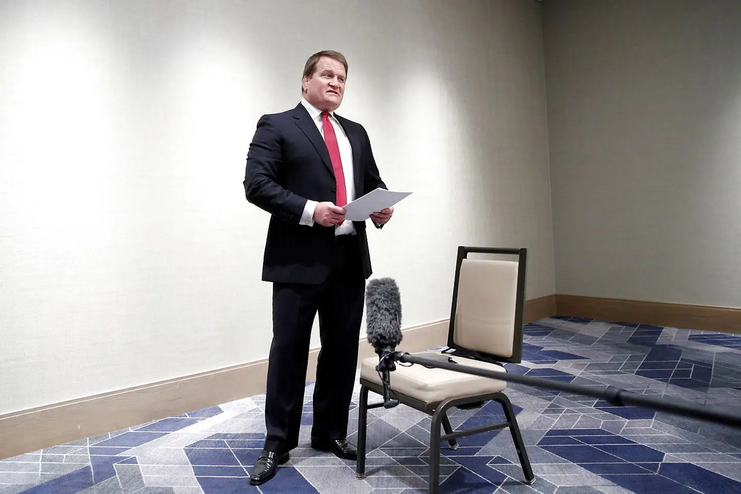 Tony Bobulinski holder pressemøde 22. oktober før den seneste debat mellem Joe Biden og Donald Trump.