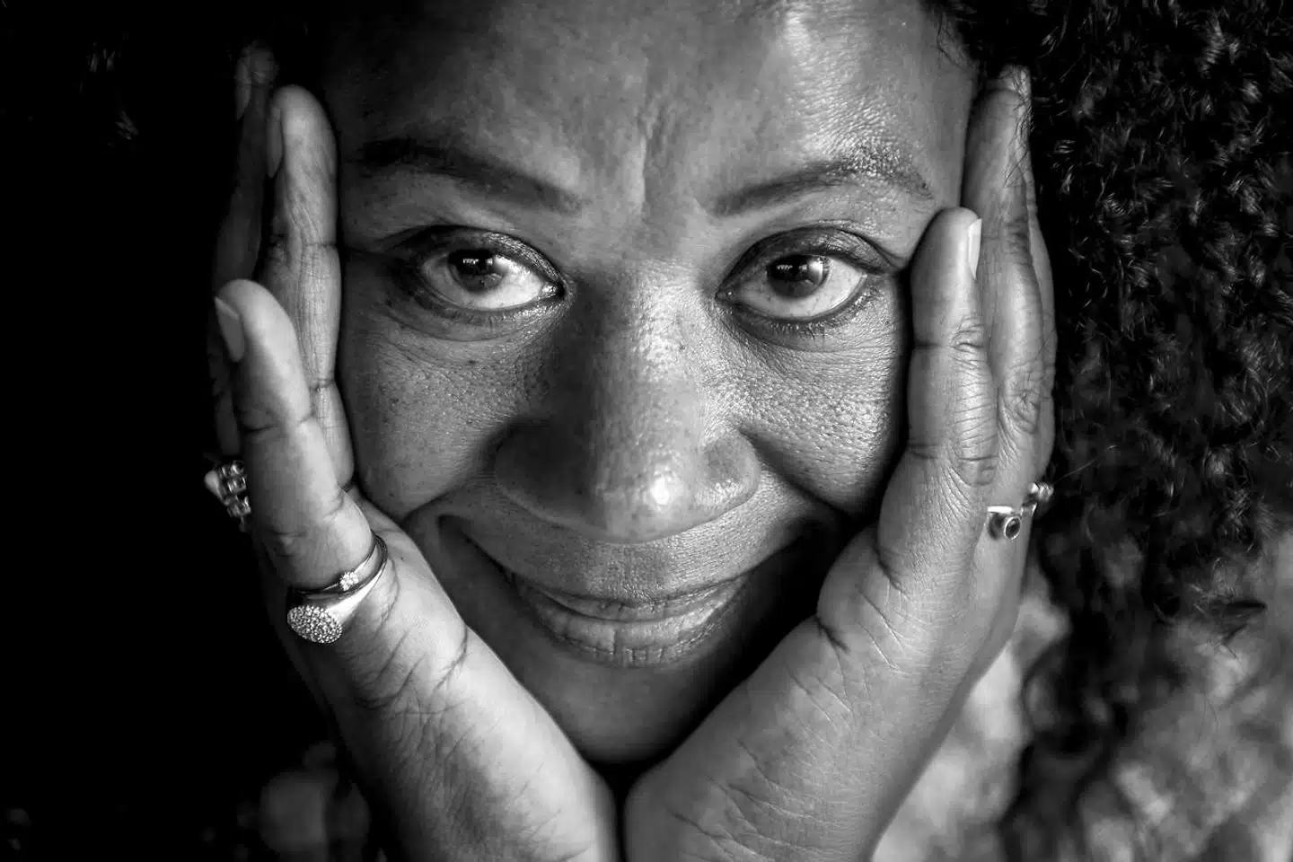 »Jeg vil vove at påstå, at hun har fat i et eller andet med sin vedblivende insisteren på, at kærligheden findes, og at man er stærkere end som så. At det så føles, som om bogen til tider kunne være skrevet af Patience Camaroo Altogether, er kun hyggeligt.«, skriver Berlingskes anmelder om Joofs nye bog: »Tvilling, yndling, grævling«. Arkivfoto.