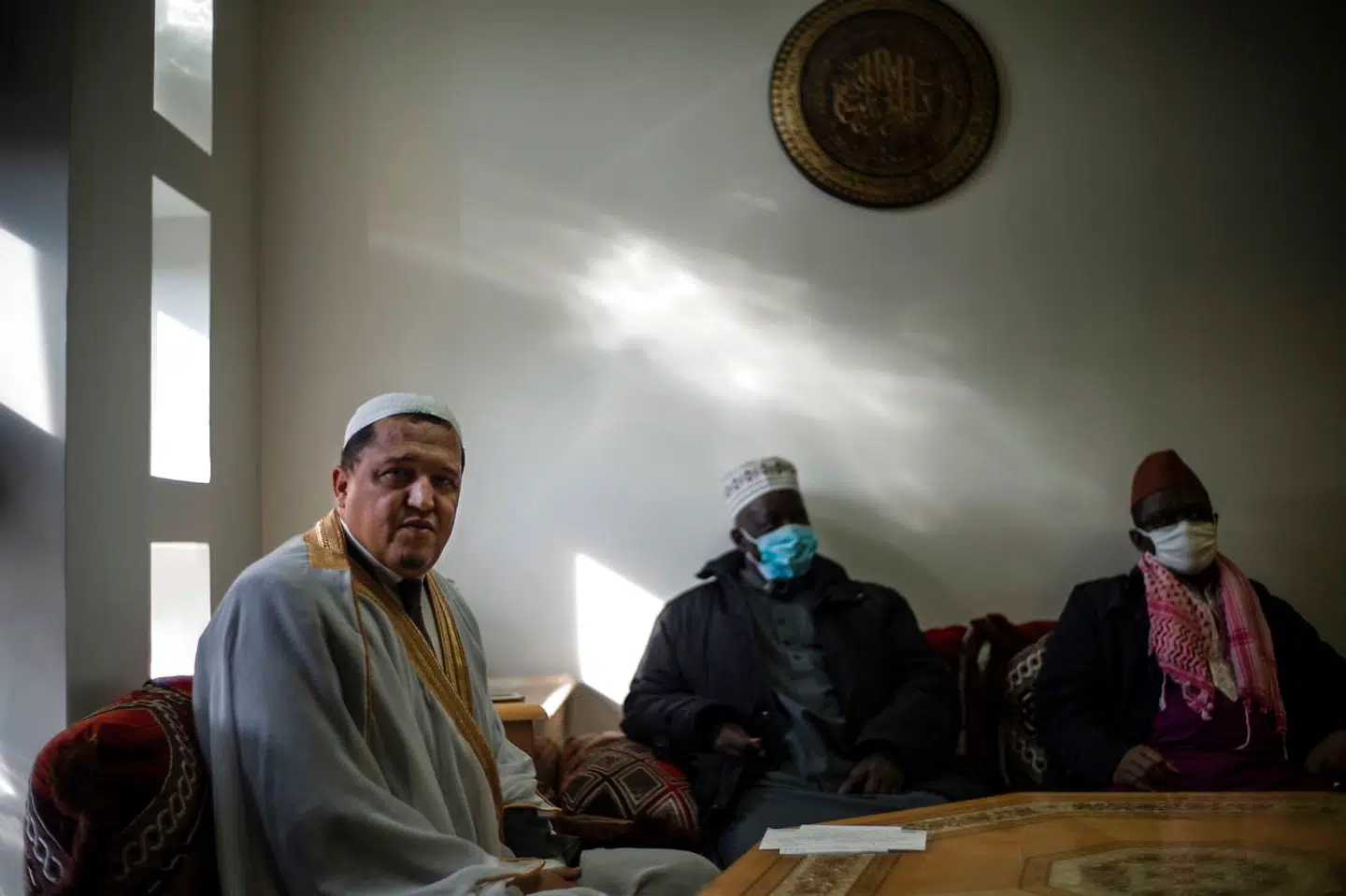 Hassen Chalghoumi (tv.), der leder moskeen i Paris-forstaden Drancy, er blandt de skarpeste fortalere for en islam, der indretter sig efter vestlige værdier. Hans status som mediernes kæledægge irriterer dog mange franske muslimer.