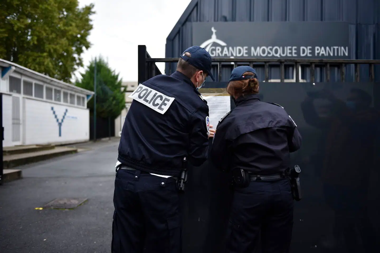Moskeen i Paris-forstaden Pantin delte en video optaget af en vred muslimsk far fra skolen, hvor Samuel Paty underviste. Nu er den blevet lukket af myndighederne under anklager om at have været med til at piske en stemning op mod den dræbte skolelærer.