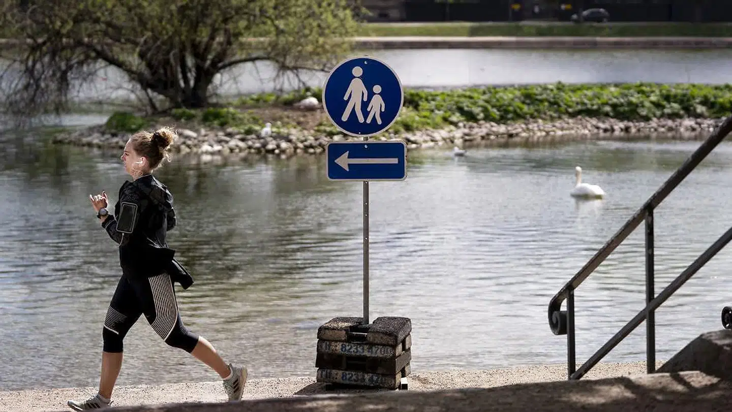 I marts blev der indført ensretning om Søerne i København som følge af risiko for coronasmitte. Nu bliver ensretningen ophævet.