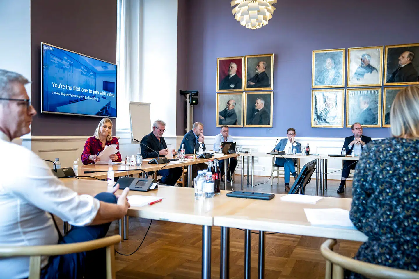 Allerede under samrådet om FE-sagen 23. september 2020 kritiserede flere partier, at de ikke fik konkret svar på, hvor længe Trine Bramsen havde kendt til sagens indhold.