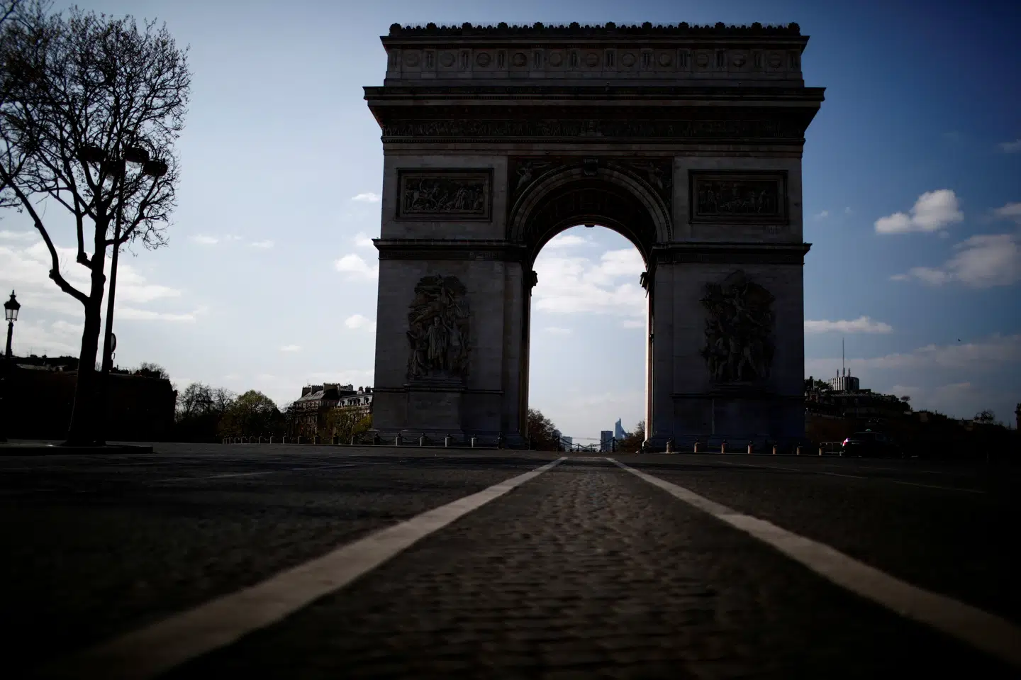 Området omkring Triumfbuen i det centrale Paris blev tirsdag evakueret på grund af en bombealarm. Frankrig er i forhøjet alarmberedskab efter en 18-årig muslimsk mand halshuggede en lærer i en Paris-forstad tidligere i denne måned. Gonzalo Fuentes/Reuters