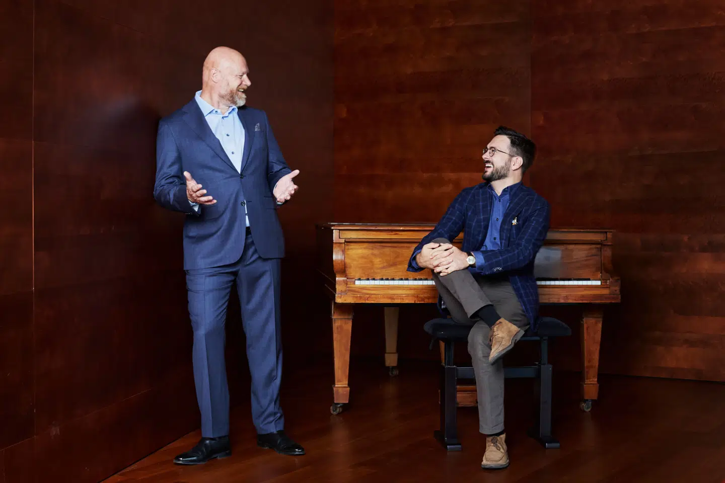 Mads Steffensen og Phillip Faber byder i ni programmer velkommen til en ny omgang fællessang på DR. Første program blev sendt 23. oktober, der ville have været Kim Larsens 75-års fødselsdag, og det blev selvfølgelig fejret.