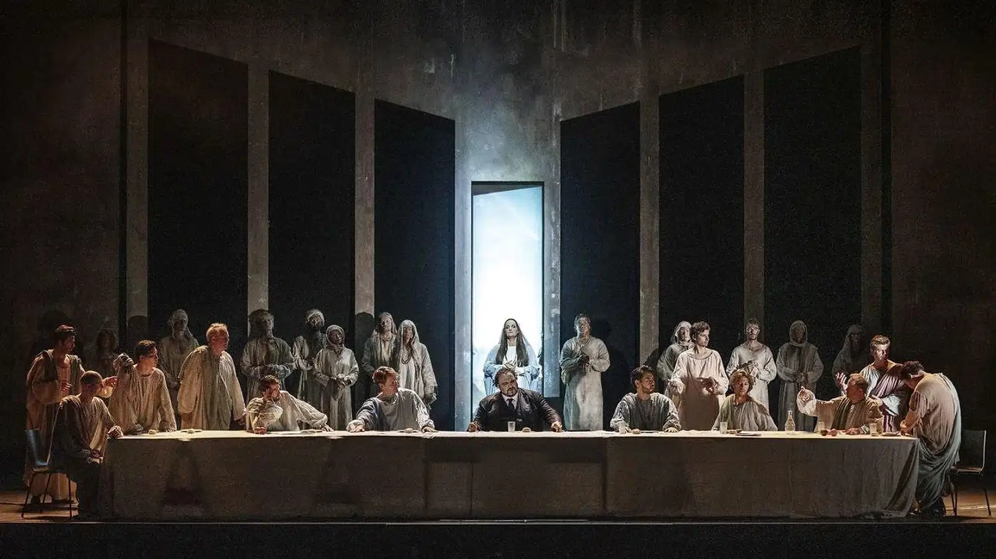 Et visuelt højdepunkt: Simon Boccanegra (i midten) bliver til en jesusagtig skikkelse, da scenen forvandles til den sidste nadver.