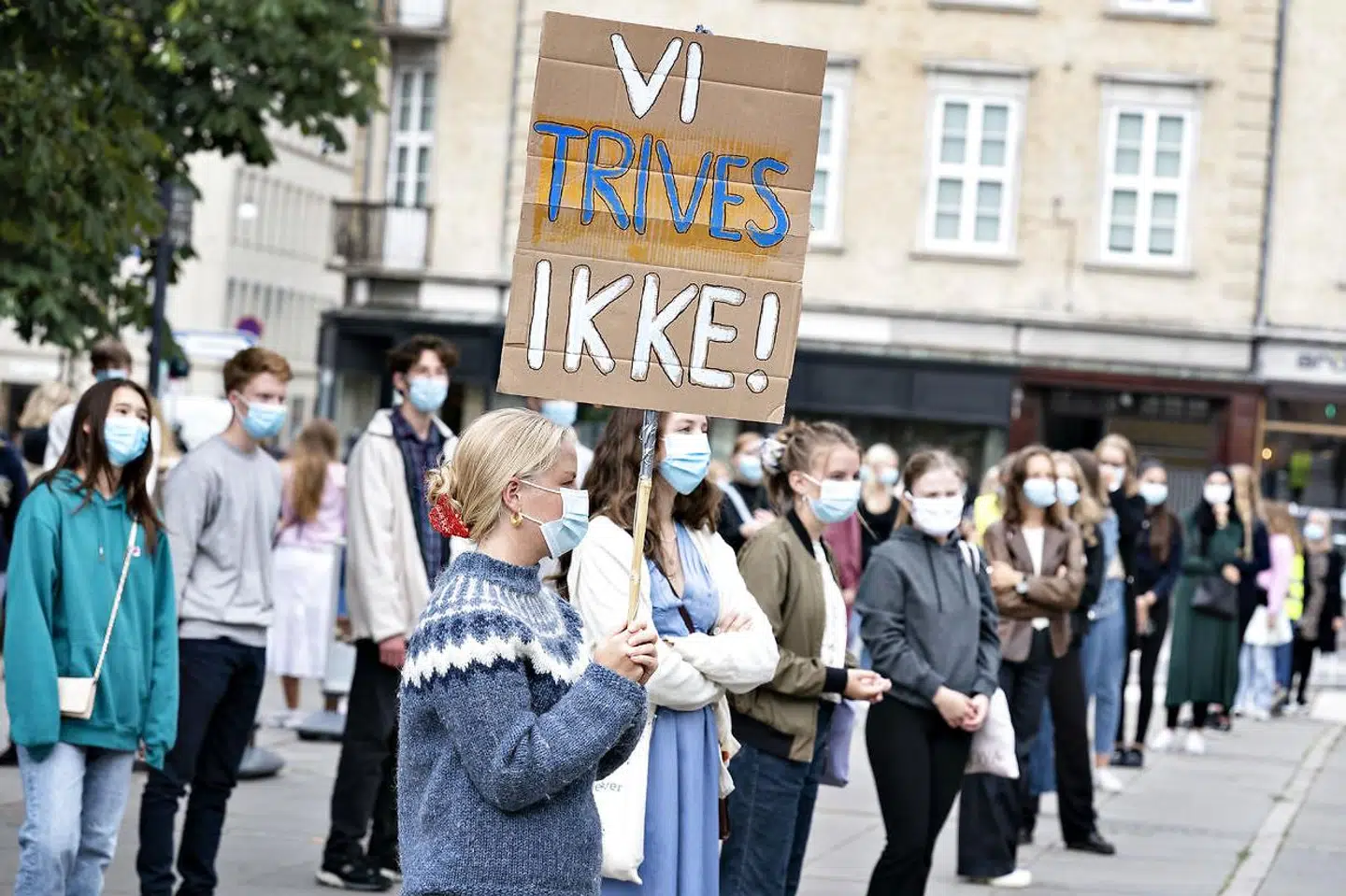 »Jeg kan godt forstå, at det er svært og hårdt, at der pludseligt kommer voldsomme ændringer og indgriben i vores ellers så frie og privilegerede liv. Men er det ikke dobbeltmoralsk, at vi i medierne ofte klandrer de ældre generationer for krig, klimaforandringer og finanskriser, når vi ikke selv gør noget ved coronakrisen?« skriver Mikael Saeedzadeh.