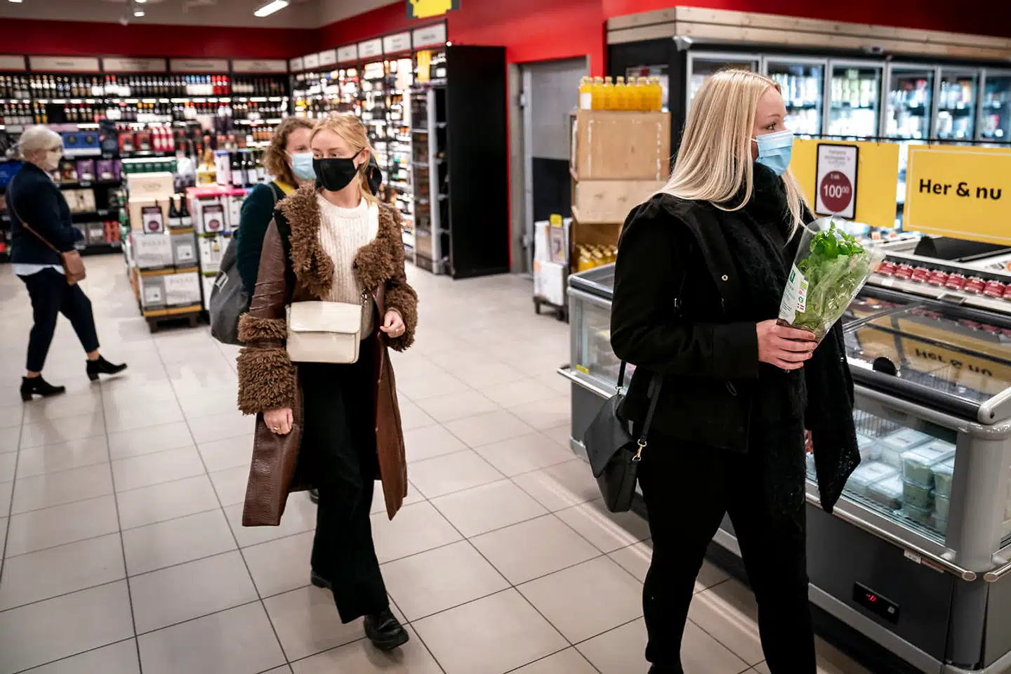 Shopping iført mundbind i SuperBrugsen er et syn, vi måske skal vænne os til, hvis infektion med coronavirussen viser sig ikke at give langvarig immunitet.