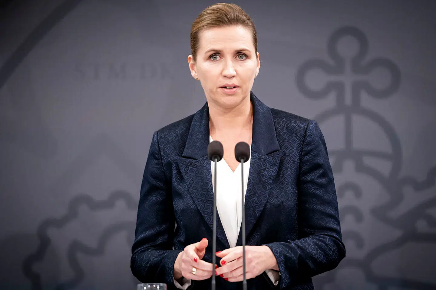 På et pressemøde fredag præsenterede statsminister Mette Frederiksen nye restriktioner for danskerne i kampen mod corona. Det affødte kritik af en egenrådig regering. Men nu anklages oppositionen selv for hykleri.