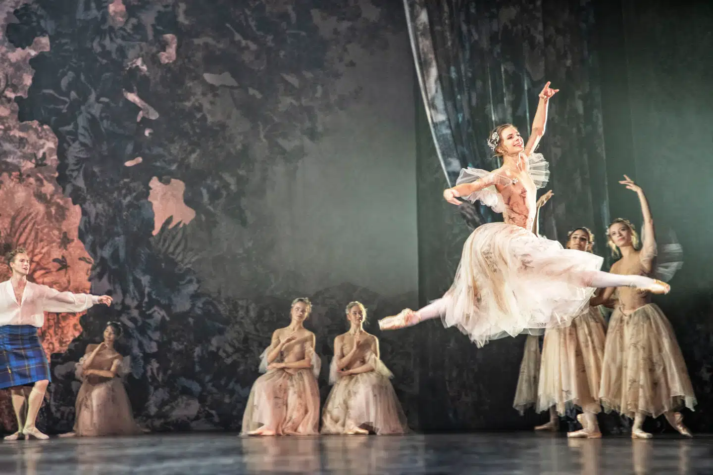 Ida Praetorius som Sylfiden og Jón Axel Fransson som James i Nikolaj Hübbes iscenesættelse af »Sylfiden«.