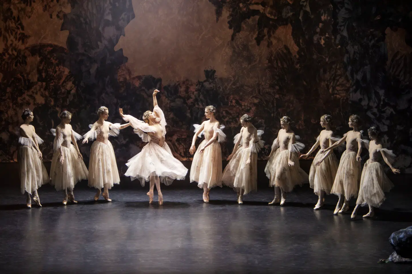 Fra »Sylfiden« på Det Kongelige Teater. Caroline Baldwin som Sylfiden og Astrid Elbo som 1. sylfide.