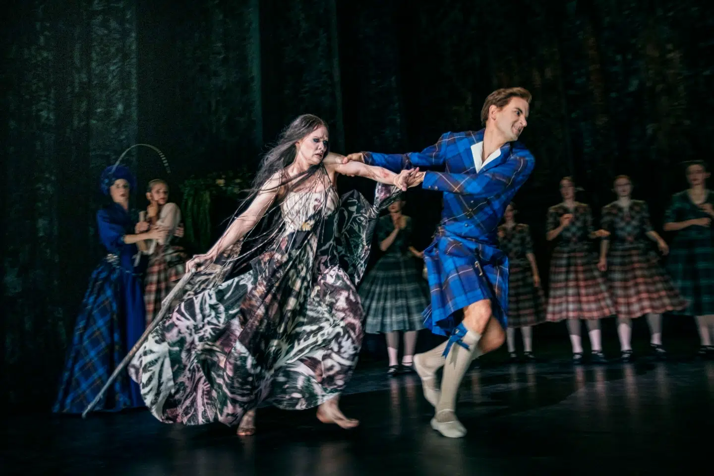 Fra »Sylfiden« på Det Kongelige Teater. Esther Lee Wilkinson som Madge og Jonathan Chmelensky som James.