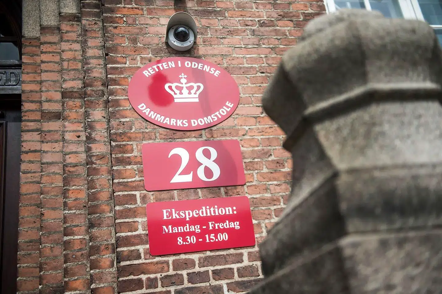 ARKIVFOTO: Når en stor fynsk retssag med ti personer på anklagebænken tirsdag genoptages, vil de tiltalte, advokater, dommere og nævninger blive tilbudt mundbind.