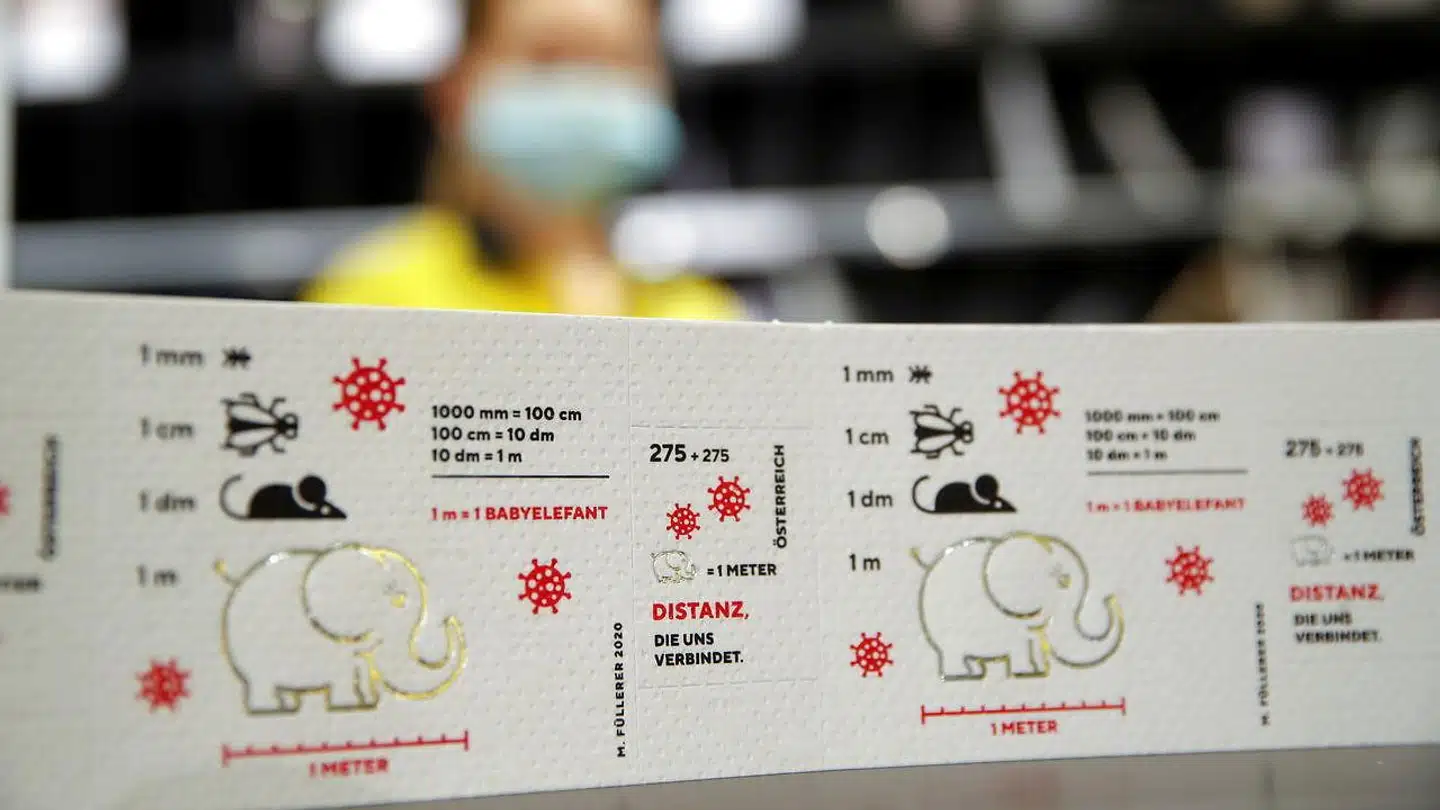 Sådan ser det ud, det nye østrigske frimærke, som er trykt på toiletpapir, og hvor selve frimærket kan tages af og klistres på brevet, der skal af sted.