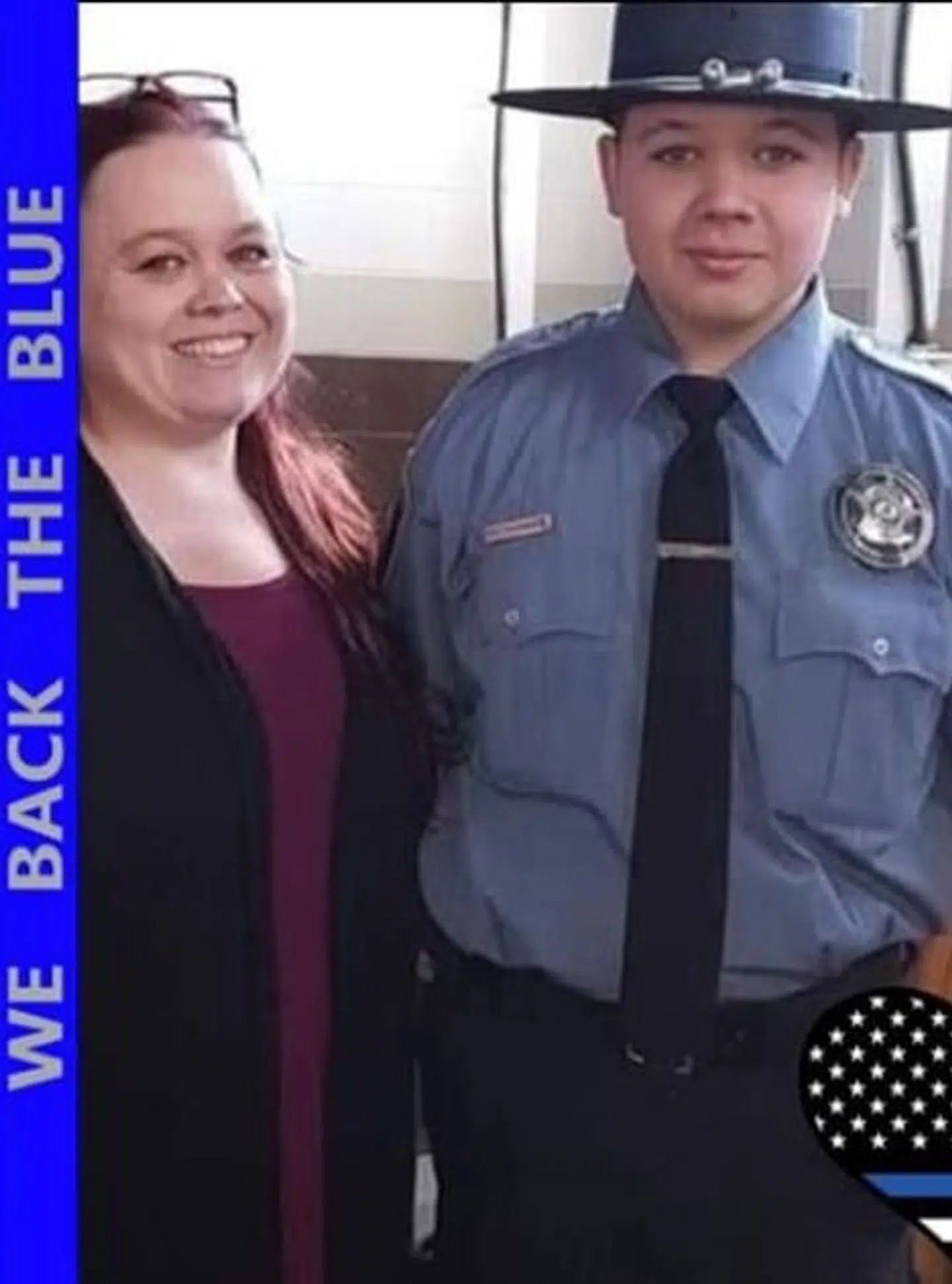 Kyle Rittenhouse drømte om at blive politimand eller brandmand. Og han var medlem af ungdomsafdelingen hos det lokale politi, som i 2018 offentliggjorde dette foto af ham i uniform. På billedet står han sammen med sin mor, Wendy.