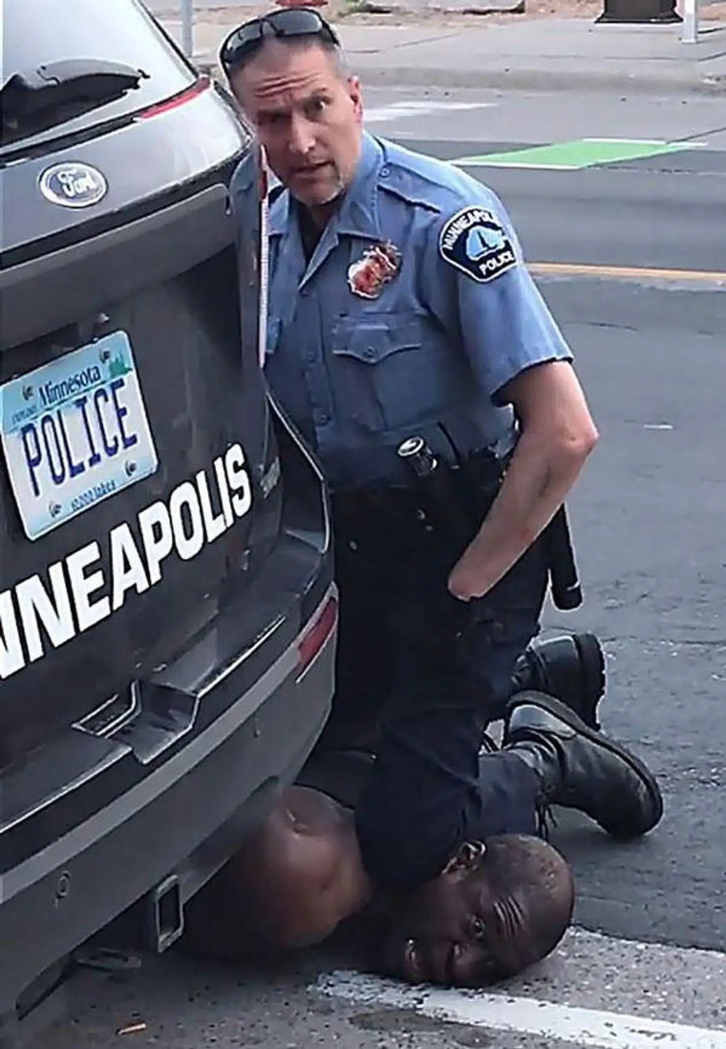 I otte minutter og 46 sekunder sad politibetjent Derek Chauvin i Minneapolis med knæet på Georg Floyds hals. Floyd stønnede, at han kunne ikke få vejret, men Chauvin blev siddende. Til sidst døde Floyd. Det var begyndelsen på den lange sommer.