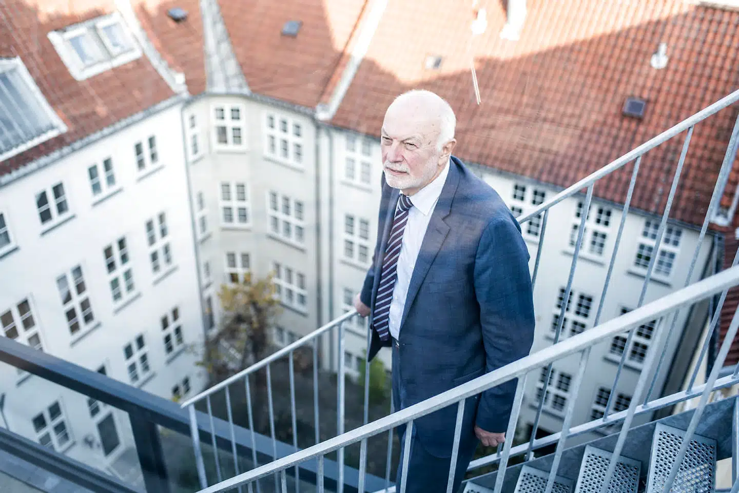 Poul Erik Bech, der er bestyrelselsesformand i landets største mæglerkæde, EDC, er fortørnet over, at Danske Bank har haft en nedskrevet praksis om, at man ville tage overpriser fra sårbare kunder.