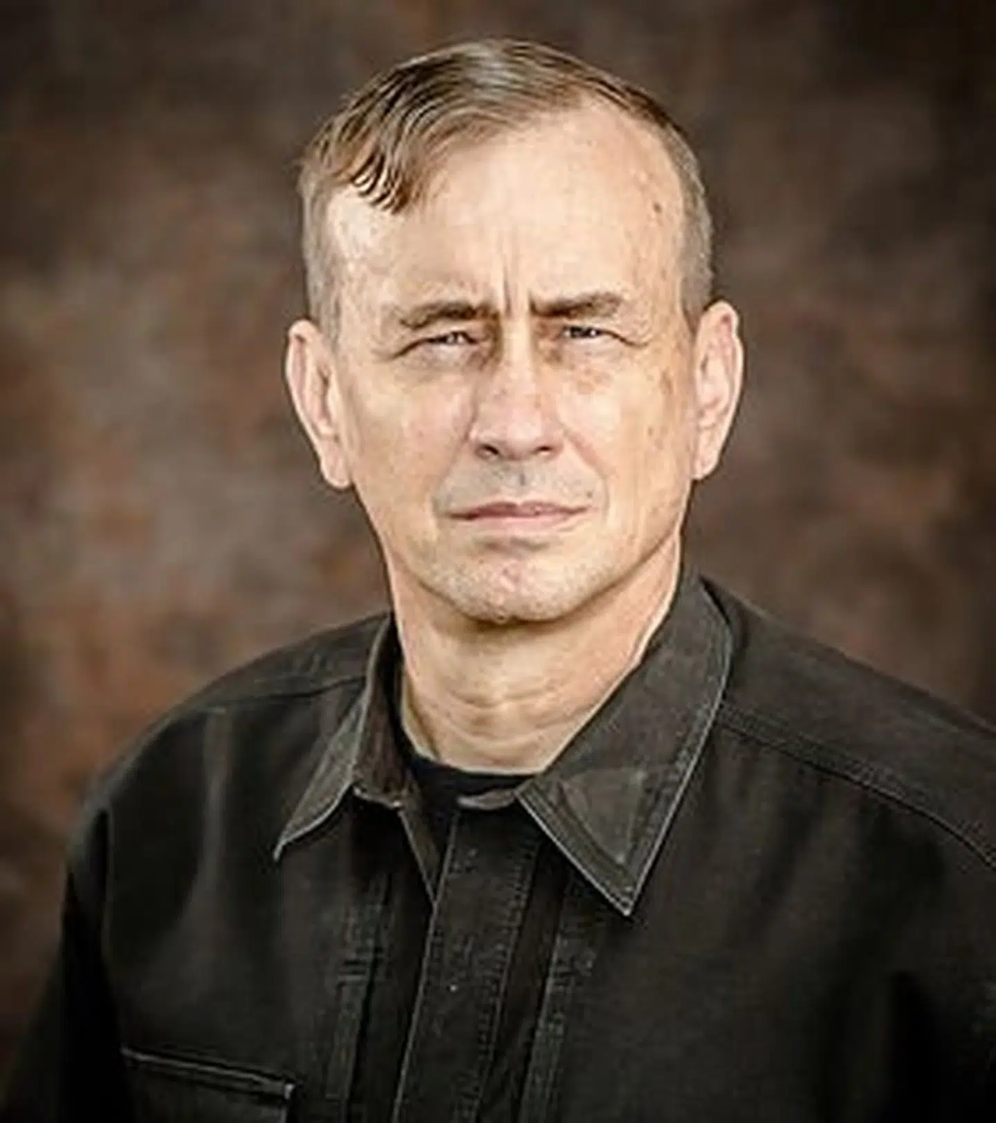 Dave Grossman, en tidligere oberstløjtnant og krigsveteran, som i foredrag til militær, politi, våbenklubber og skoler deler sin filosofi. Den har haft en indflydelse på en hel generation af tilhørere.