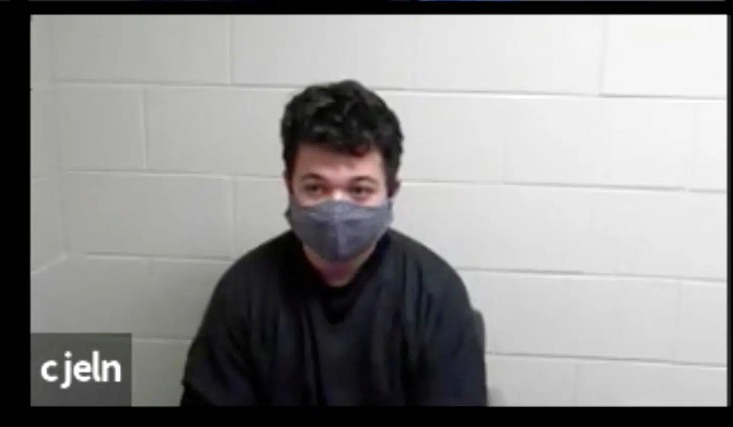 Kyle Rittenhouse fotograferet ved en videohøring i sin sag i Illinois. Han kæmper mod at blive udleveret til nabostaten Wisconsin, hvor han vil blive behandlet som en voksen. I Illinois er han i ungdomsfængsel. En kristen organisation har indsamlet en halv million dollar – over tre millioner kroner – til hans forsvar.