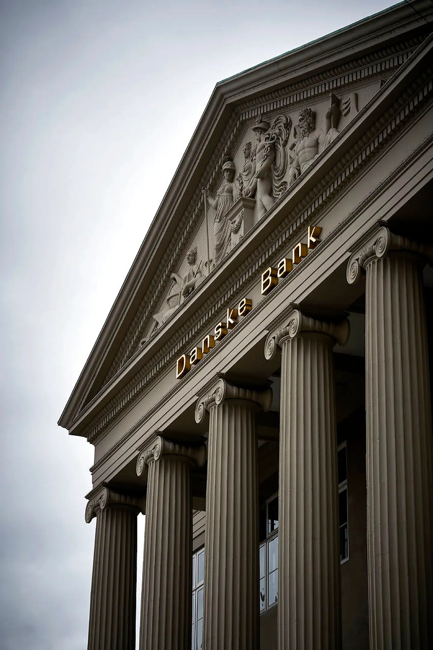 Gennem august og september har TV 2 og Berlingske samarbejdet om at afdække et omfattende gældskaos i Danske Bank. Banken har i årevis – og trods adskillige advarsler fra ansatte og egne revisorer – opkrævet penge fra udsatte kunder, selv om banken ikke havde krav på pengene.