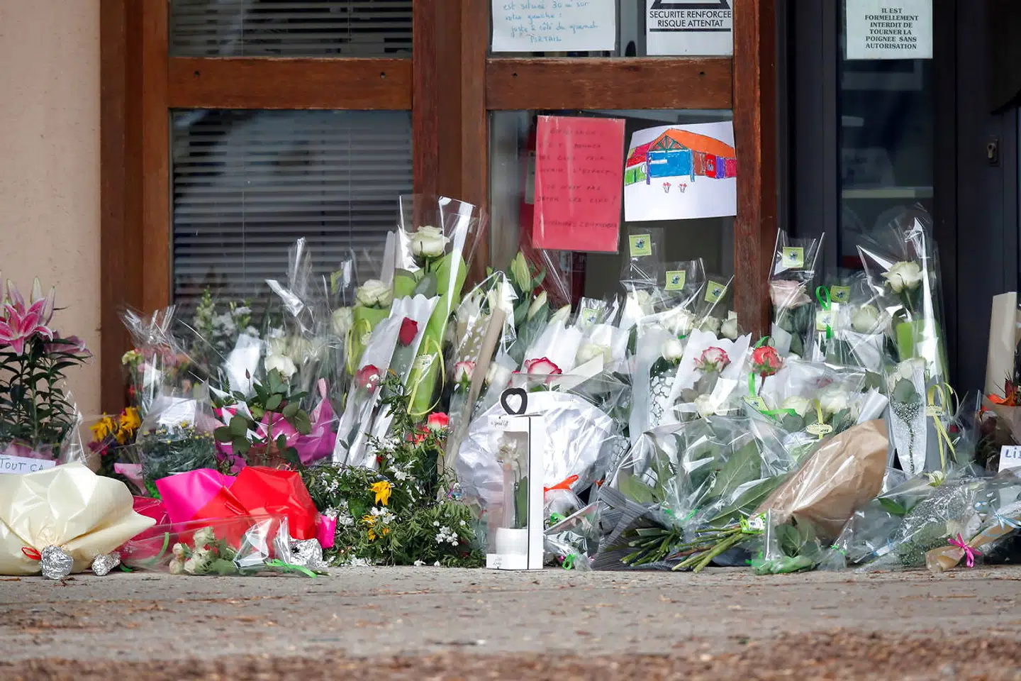 »Såfremt disse islamister reelt vinder indpas til at udgøre en omfattende trussel mod vores uddannelsesinstitutioner, hvor ytrings -og oplysningsfrihed er altafgørende, har vi som samfund et helt andet og langt større problem,« skriver Nima Zamani. På billedet ses blomster på det sted, hvor en historielærer i Paris blev dræbt for at vise Muhammed-tegninger sin i undervisning.