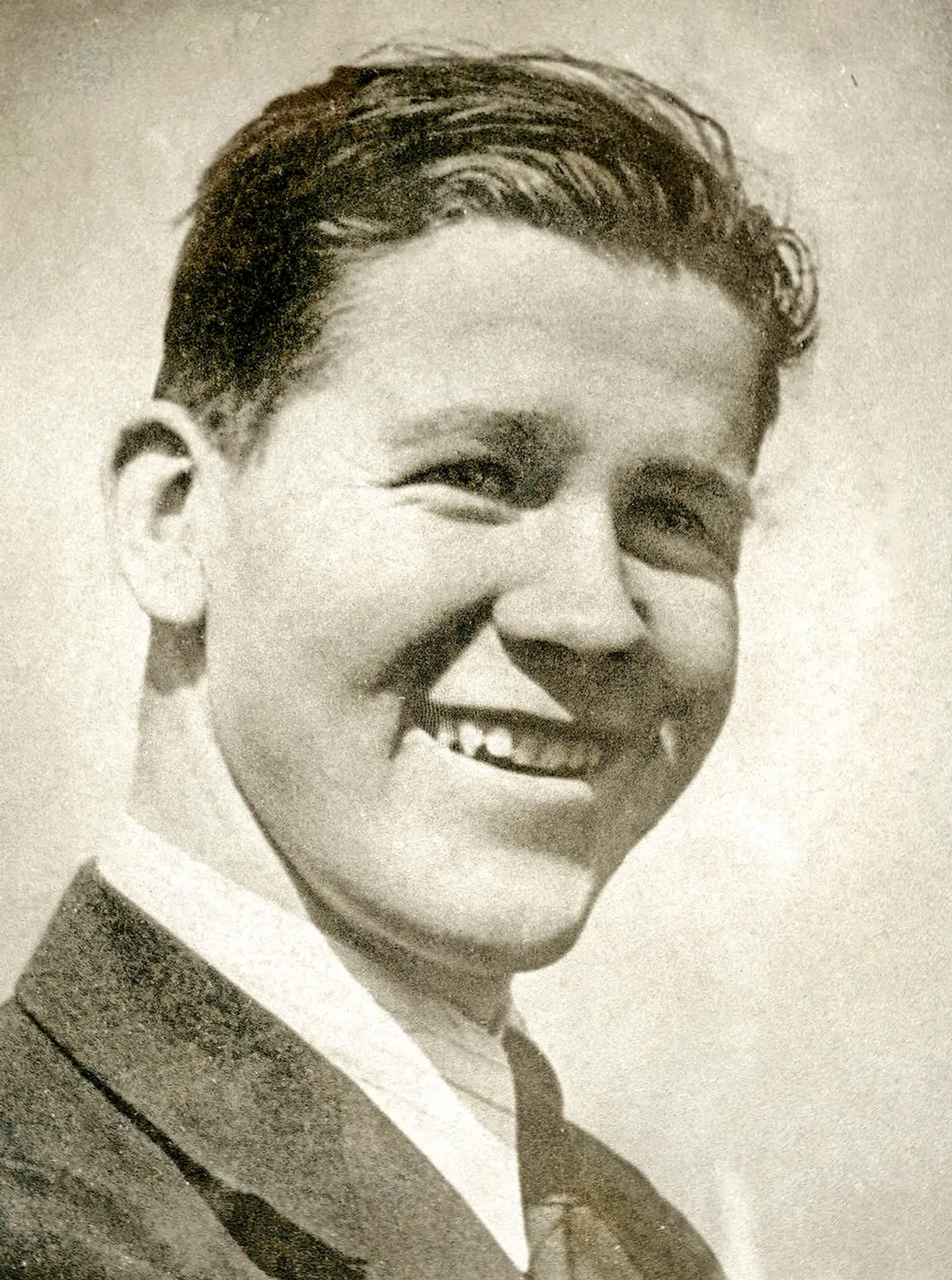 Bankassistent og frihedskæmper Niels Erik Vangsted blev skudt og dræbt natten til 18. august 1943 i Rold Skov. Han var kommet ind i modstandsbevægelsen via det nationalkristne parti Dansk Samling og spejderbevægelsen. Hans kodenavn var Nelle. Illustration fra bogen.