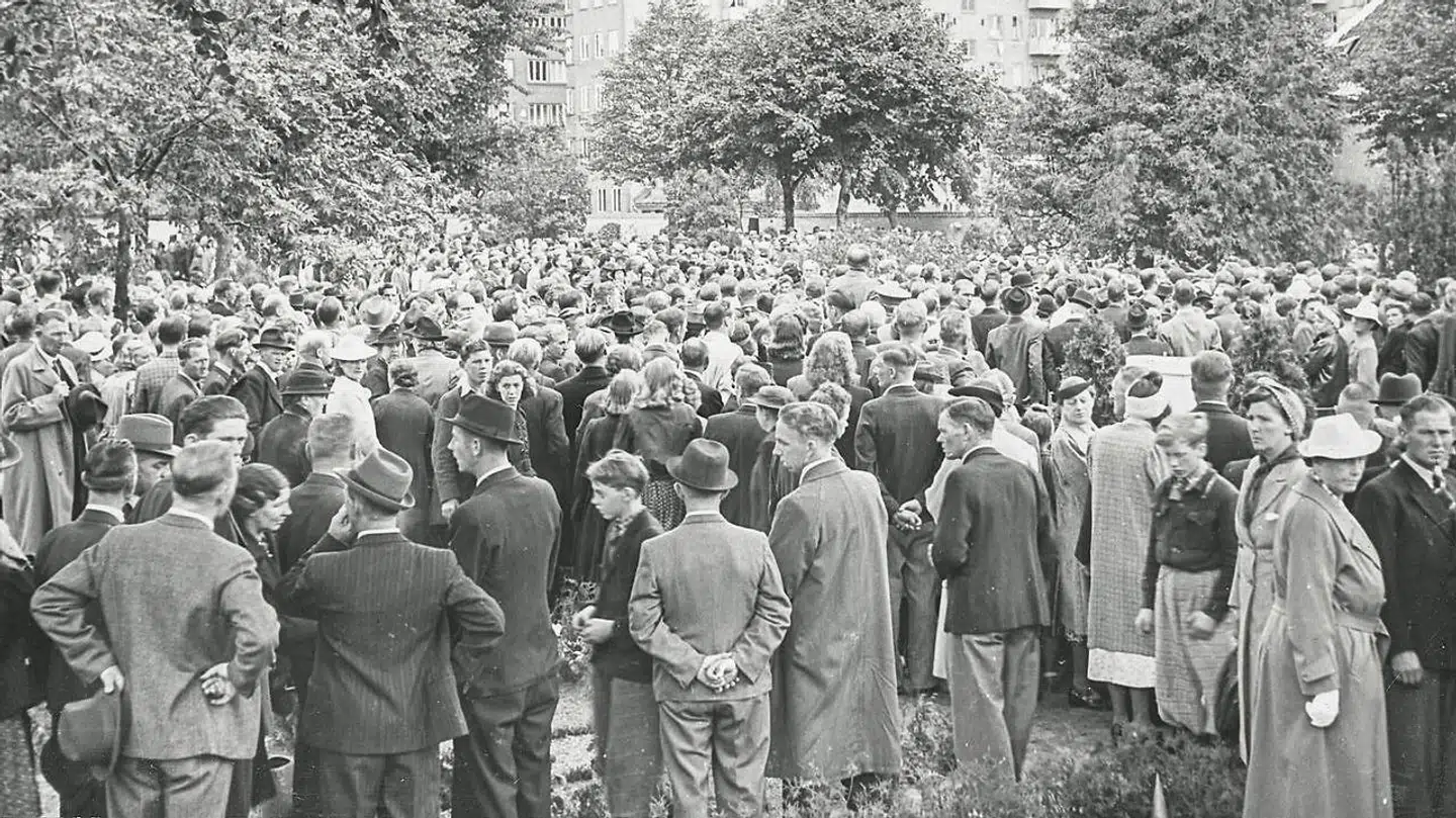 Da Niels Erik Vangsted blev begravet i Aalborg, strømmede folk til. Det blev en folkelig manifestation, hvor borgerne viste deres modstand mod besættelsen. Et øjenvidne fortæller: »Fra alle dele af byen kom de, arbejdere i deres arbejdstøj, kontorpersonale, butikspersonale, ledere af større og mindre virksomheder, kort sagt et udsnit af hele byen.« Snart udviklede det sig til et dramatisk opgør med tyskerne. Illustration fra bogen.