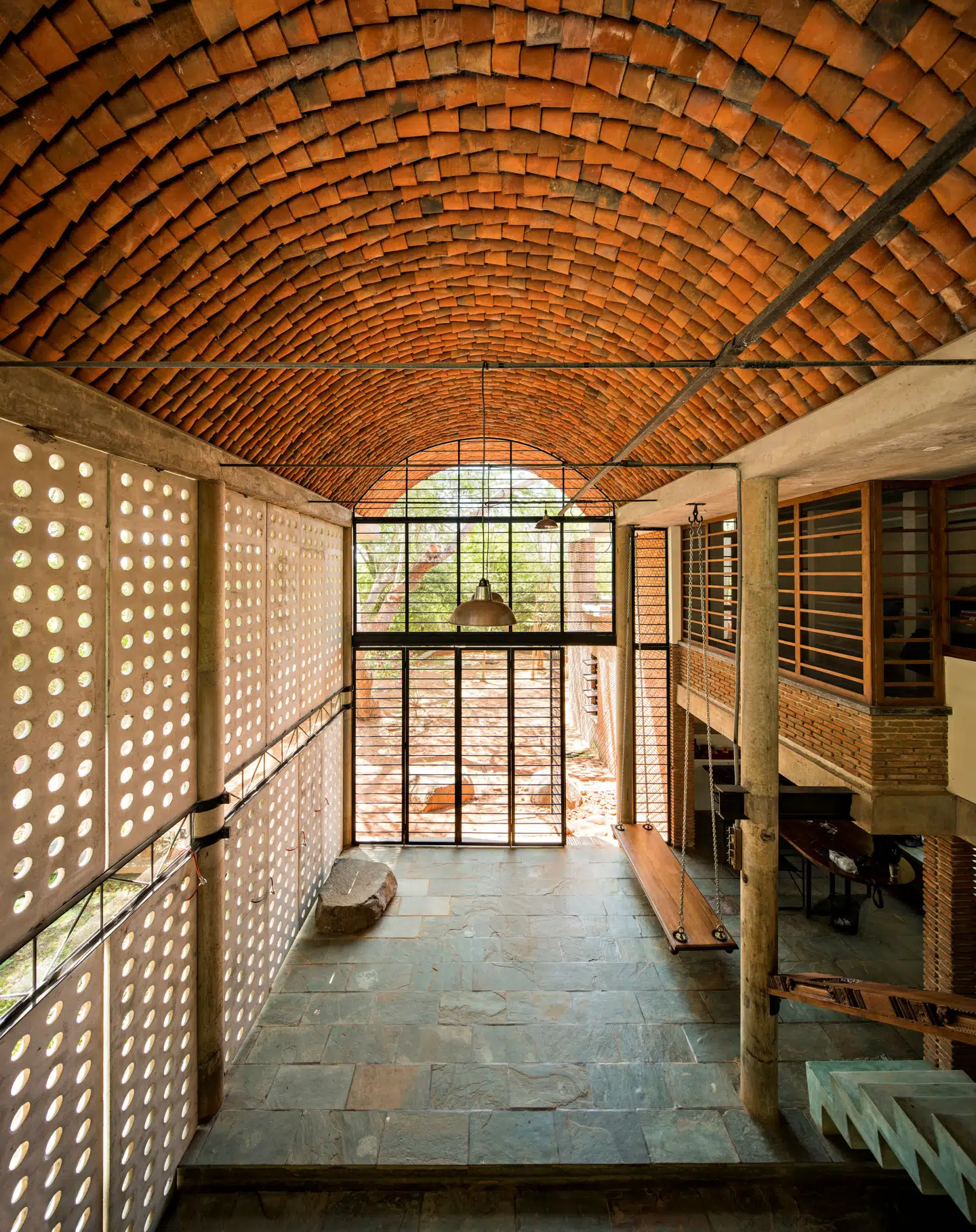 Den smukke »urtepottehvælving« i Kundoos Wall House er både praktisk, konstruktivt nødvendig, sanselig og smuk. Når hun er bedst, har Anupama Kundoo fat i arkitekturens grundstof.