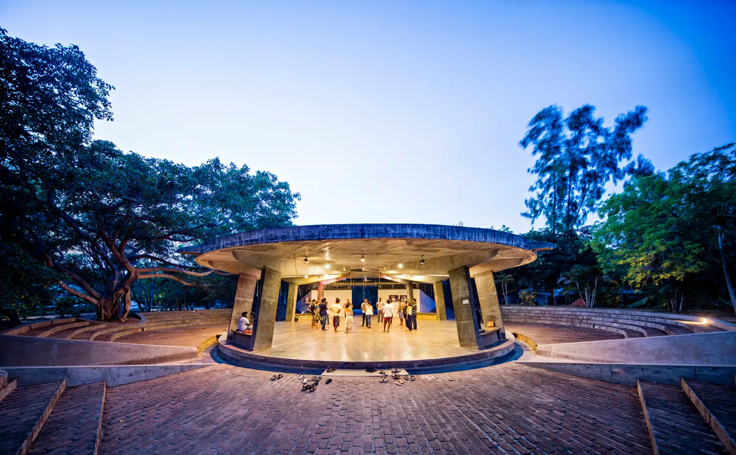 Multihallen i Auroville er både et byggeteknisk og et konstruktivt eksperiment. Med bærende dragere i cement og hønsenet viser Anupama Kundoo, hvor langt man kan komme med et ydmygt materiale.