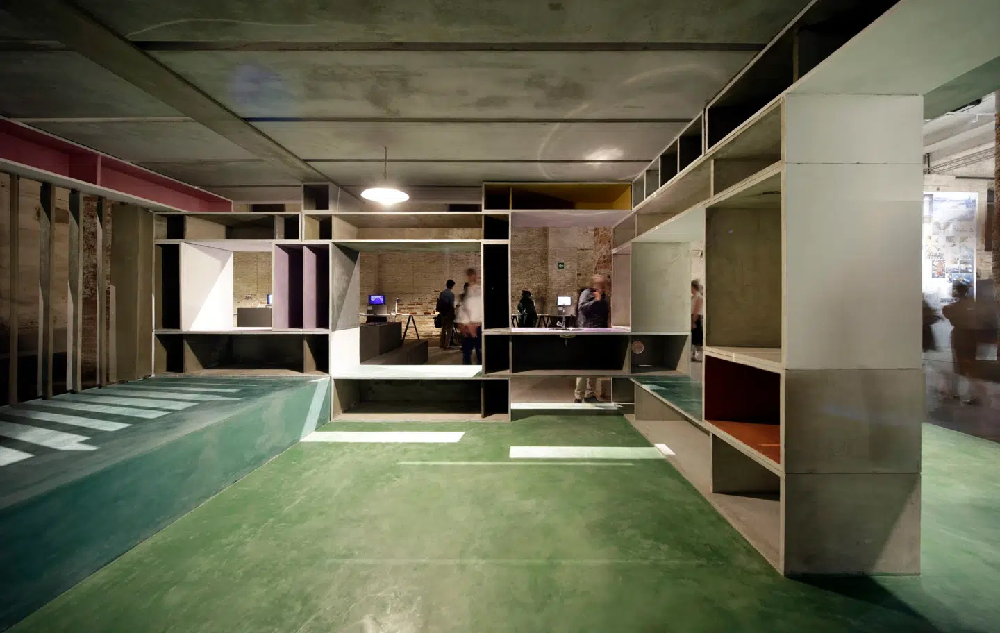 I projektet Full Fill Homes har Kundoo lavet et byggesystem af reolkasser i såkaldt ferrocement (cement forstærket med hønsenet). Kasserne er selvbærende og kan på den måde bruges til at bygge et simpelt hus. En billig selvbyggerløsning til den tredje verden og samtidig et stykke innovativ arkitektur.