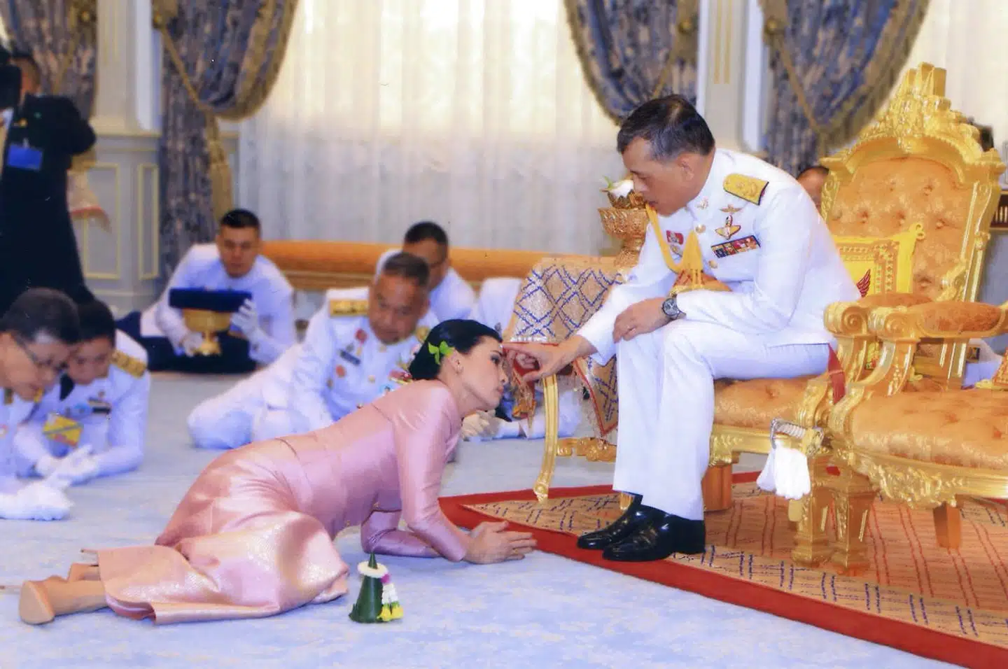 Kong Maha Vajiralongkorn og hans nuværende kone, den tidligere stewardesse dronning Suthida ved deres bryllupsceremoni i Bangkok 1. maj 2019.