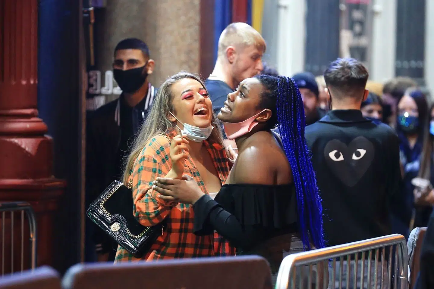 Glade teenagere i Liverpool, mens det endnu var muligt at gå ud og nyde nattelivet. Den nordengelske by har været et epicenter for anden smittebølge og er nu underlagt strenge restriktioner. En tendens, der synes at sprede sig på tværs af Europa.