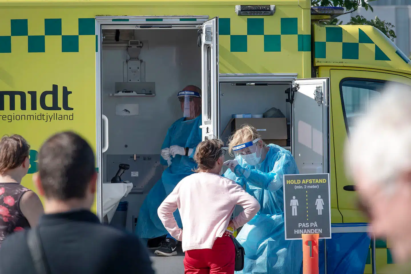 Selv om smittetallet over de seneste dage har sat rekord i Danmark, er epidemien på ikke så udbredt som i april, viser en ny rapport fra SSI.