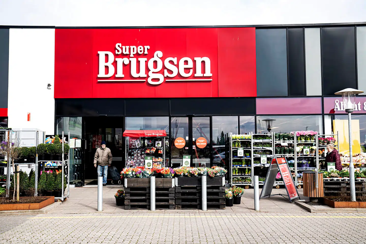 På et pressemøde fredag aften gjorde statsminister Mette Frederiksen (S) det klart, at man fra torsdag skal bære mundbind alle offentlige steder. Her bliver supermarkederne også omfattet.