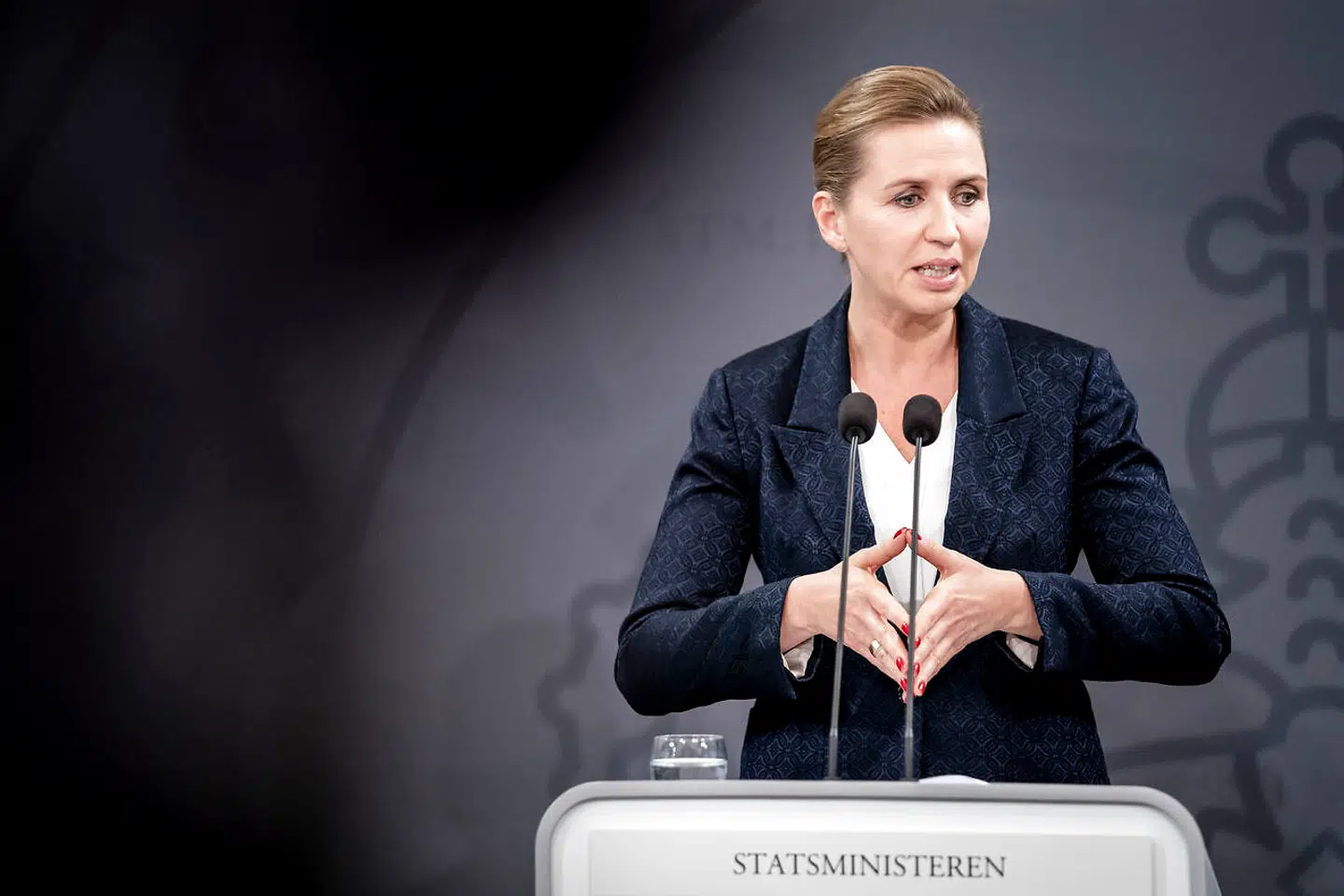 Statsminister Mette Frederiksen (S) under pressemøde om corona i Spejlsalen i Statsministeriet fredag aften, hvor hun præsenterede en række stramninger og nye tiltag mod covid-19.