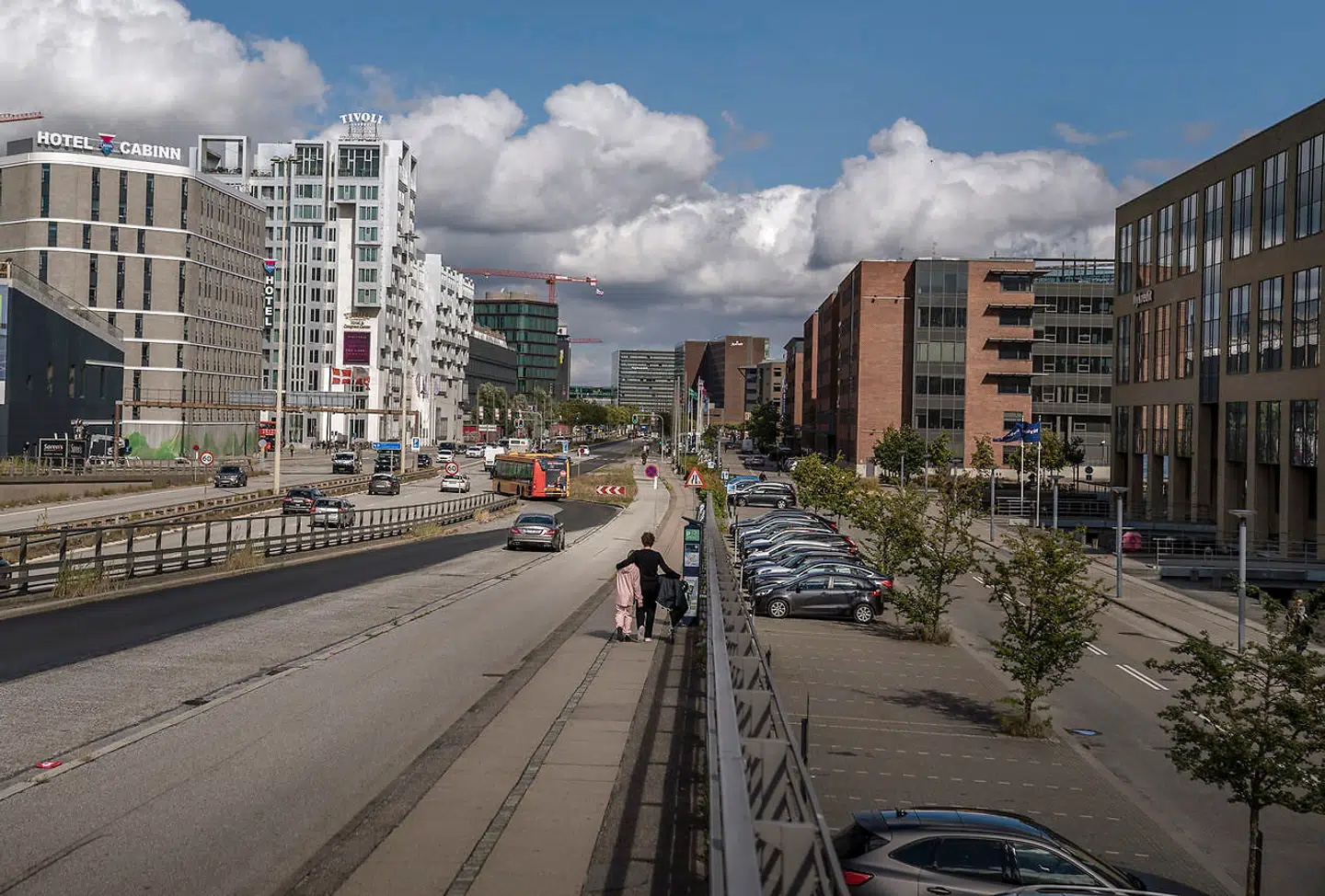 Den ynkelige »Skammens Mur«, der skiller København fra sit vand, er og bliver en skandale. Ingen kan se, at dette er Hovedstadens vigtigste indfaldsvej.