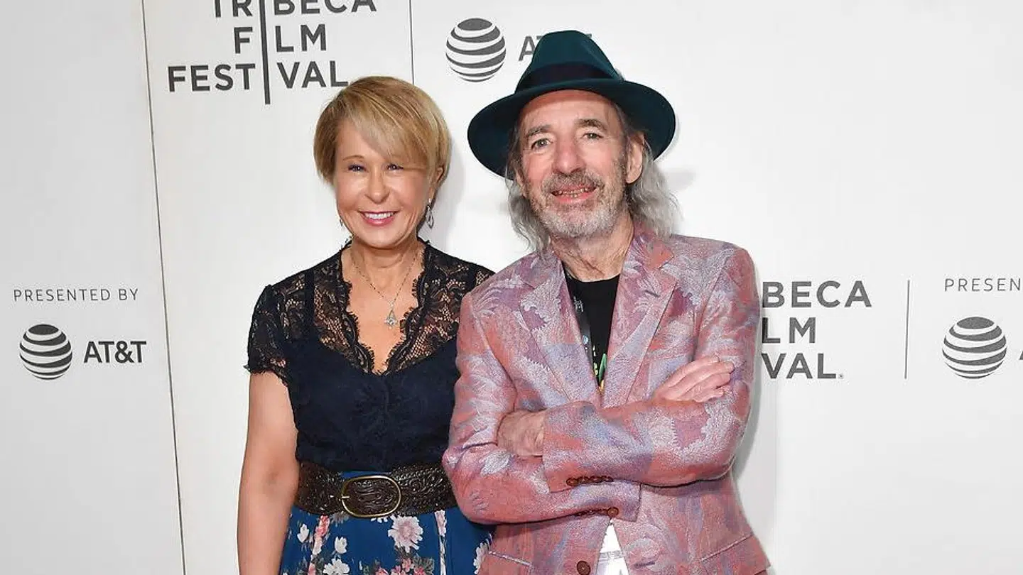 To af skuespillerne bag Simpsons-karaktererne, Yeardley Smith, der har lagt stemme til Lisa, og Harry Shearer, som lægger stemme til Mr. Burns og en række andre karakterer fra showet ved Tribeca Film Festival sidste år. Shearer udgiver nu et album med 13 sange, hvori han optræder som Donald Trump.