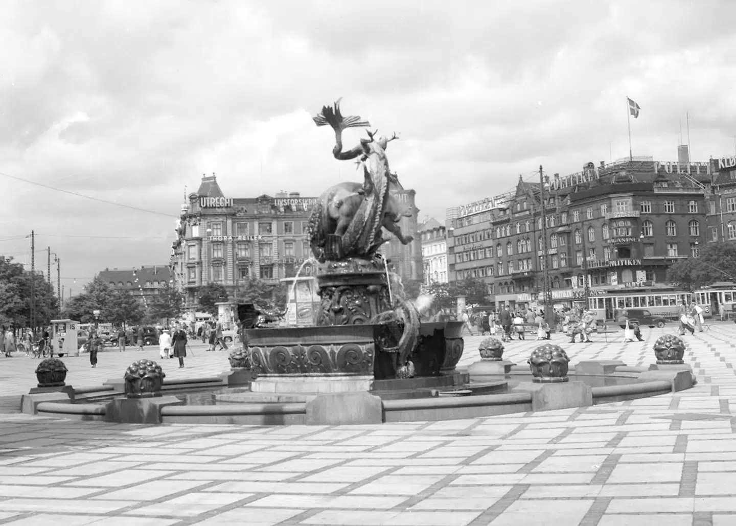 Dragespringvandet, som det så ud med sit yderbassin, der blev fjernet i 1954. Nu skal springvandet flyttes og genoprettes i sin oprindelige form.