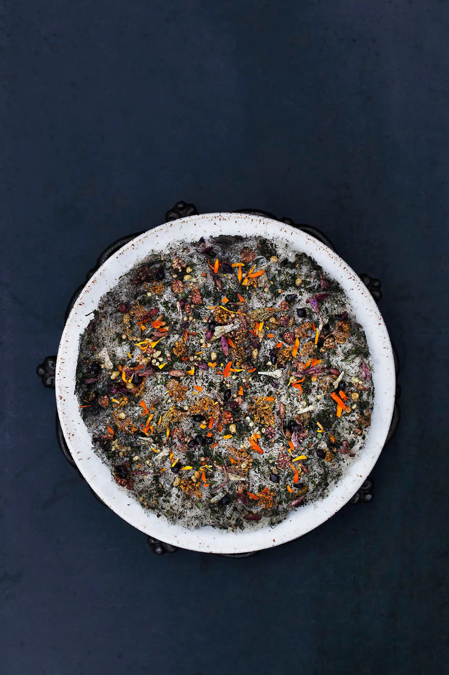 Der er 20 serveringer på den nye menu på Kadeau i København, som håber i endnu højere grad at blive selvforsynende, nu der kun er plads til 24 gæster mod de tidligere 36.