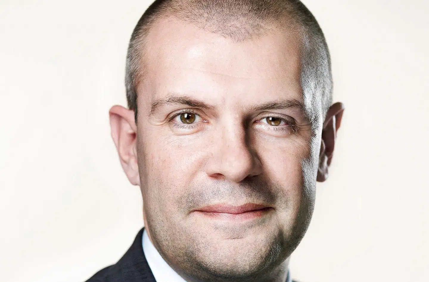 Børsens chefredaktør, Bjarne Corydon, har løst avisens økonomiske problemer ved at lade Danske Bank bidrage til lønningerne.