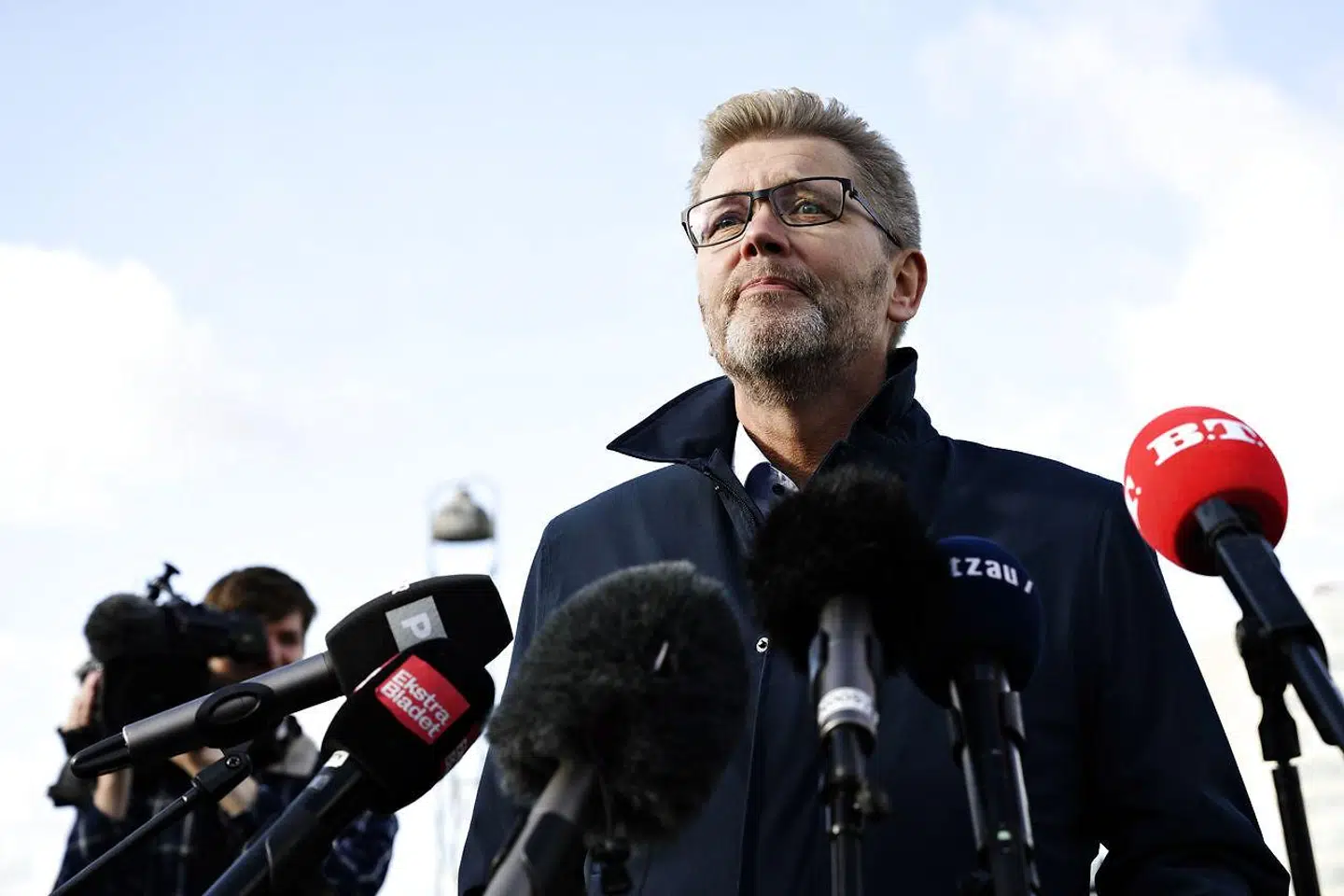 »Nok er nok, og kodeordet er klart: Slut med hykleri. Men lige nedenunder ligger opgøret om, hvem der sidder på sandheden,« skriver Lotte Hansen.