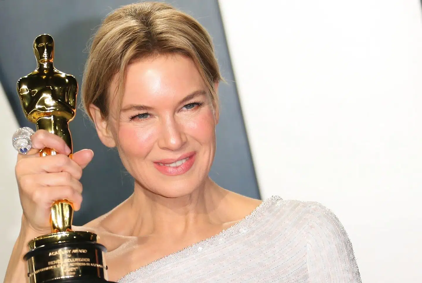 51-årige Renee Zellweger er en af de skuespillerinder, der har fået kritik for at få for meget botox. Her er hun fotograferet med den Oscar, hun fik for »Judy« tidligere på året. (Photo by Jean-Baptiste Lacroix / AFP)