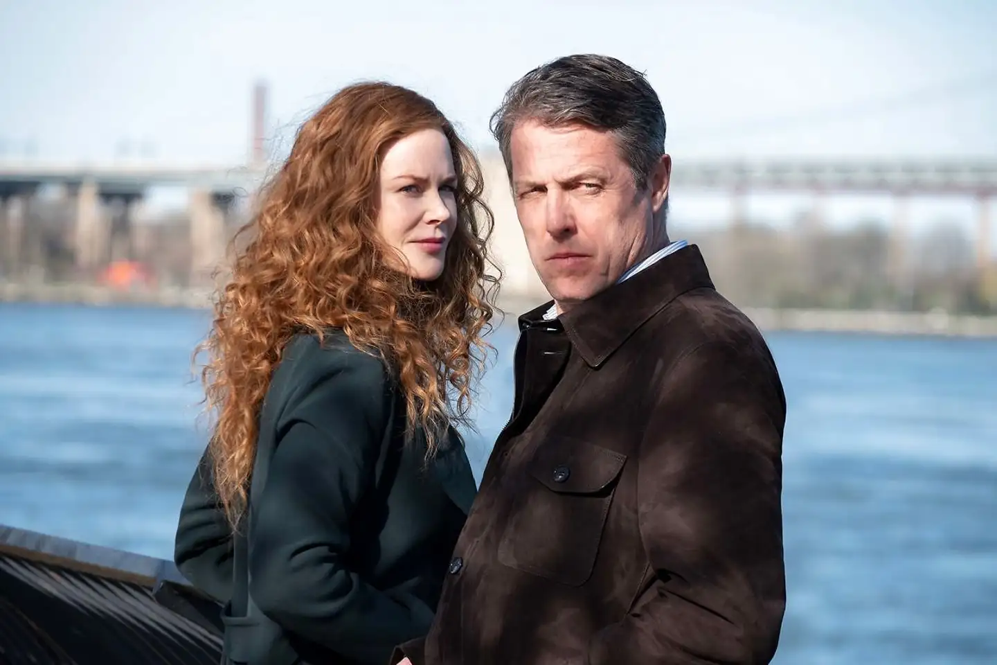 53-årige Nicole Kidman spiller overfor 60-årige Hugh Grant i »The Undoing«. Flere anmeldere kritiserer, at Kidmans ansigt er stivnet.