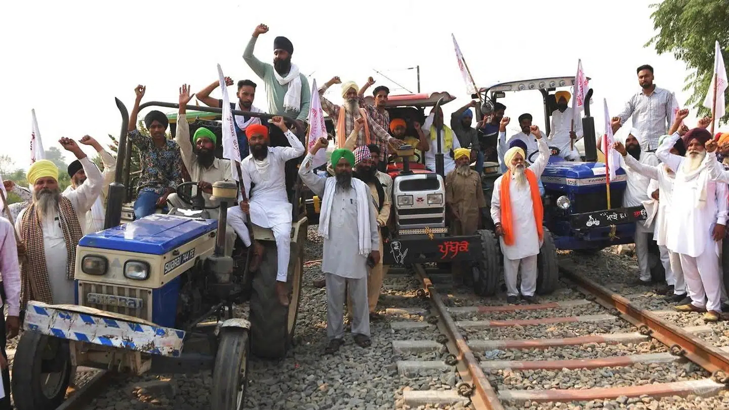 Det er især i landbruget, at de nye reformer har givet anledning til protester. Over halvdelen af inderne lever af landbrug, der er uproduktivt og beskyttet af høje toldmure og tekniske handelshindringer.