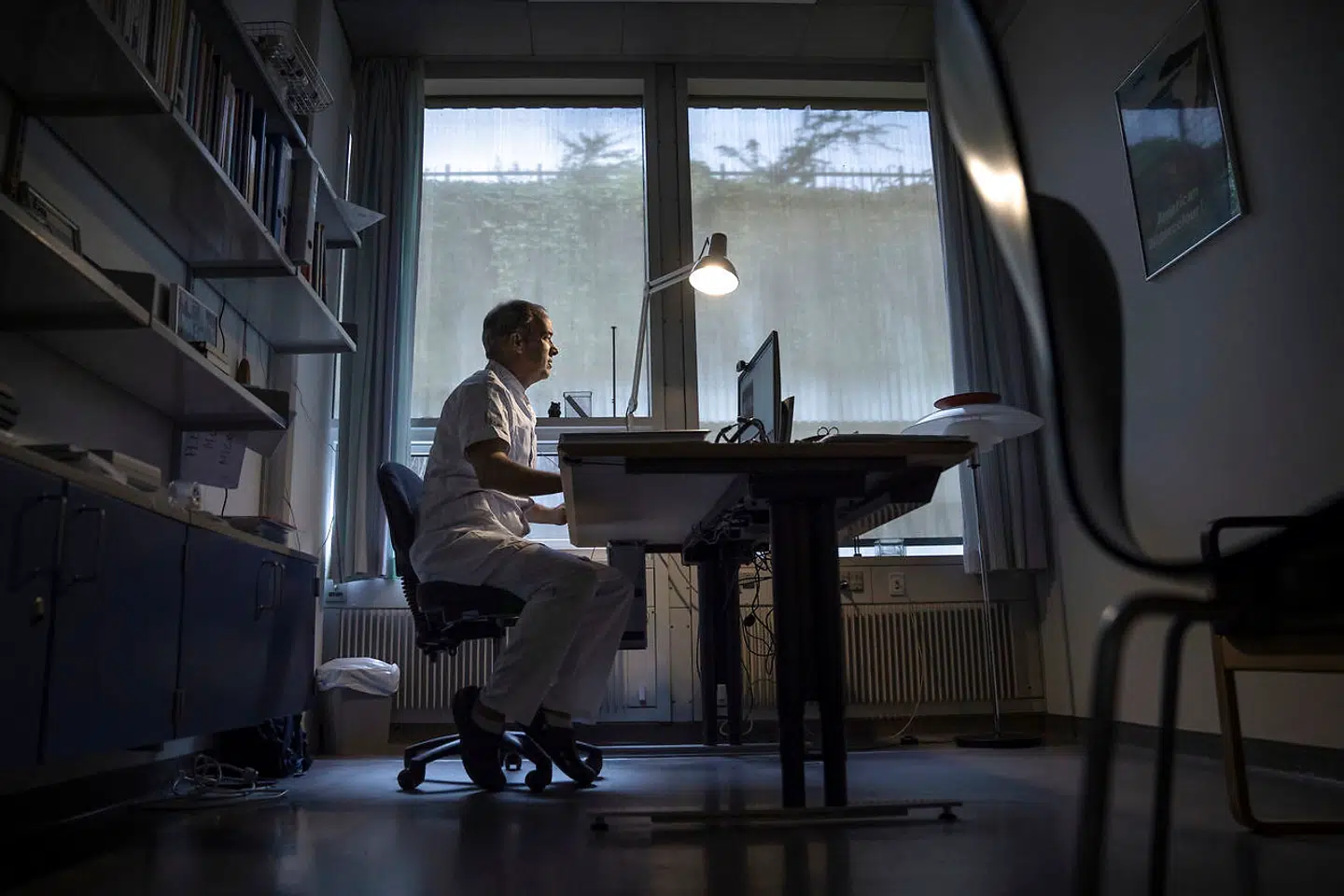 »Det er nemmere at komme igennem en pandemi, hvis vi forstår biologien bag og forstår kuren. Det går jo bare ud på at holde afstand og vaske hænder,« siger Thomas Benfield.